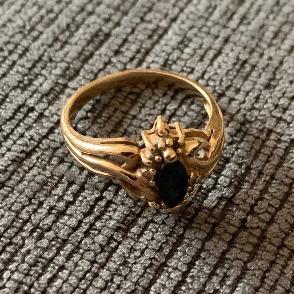 14k Gold Ring w/ Sapphire Stone